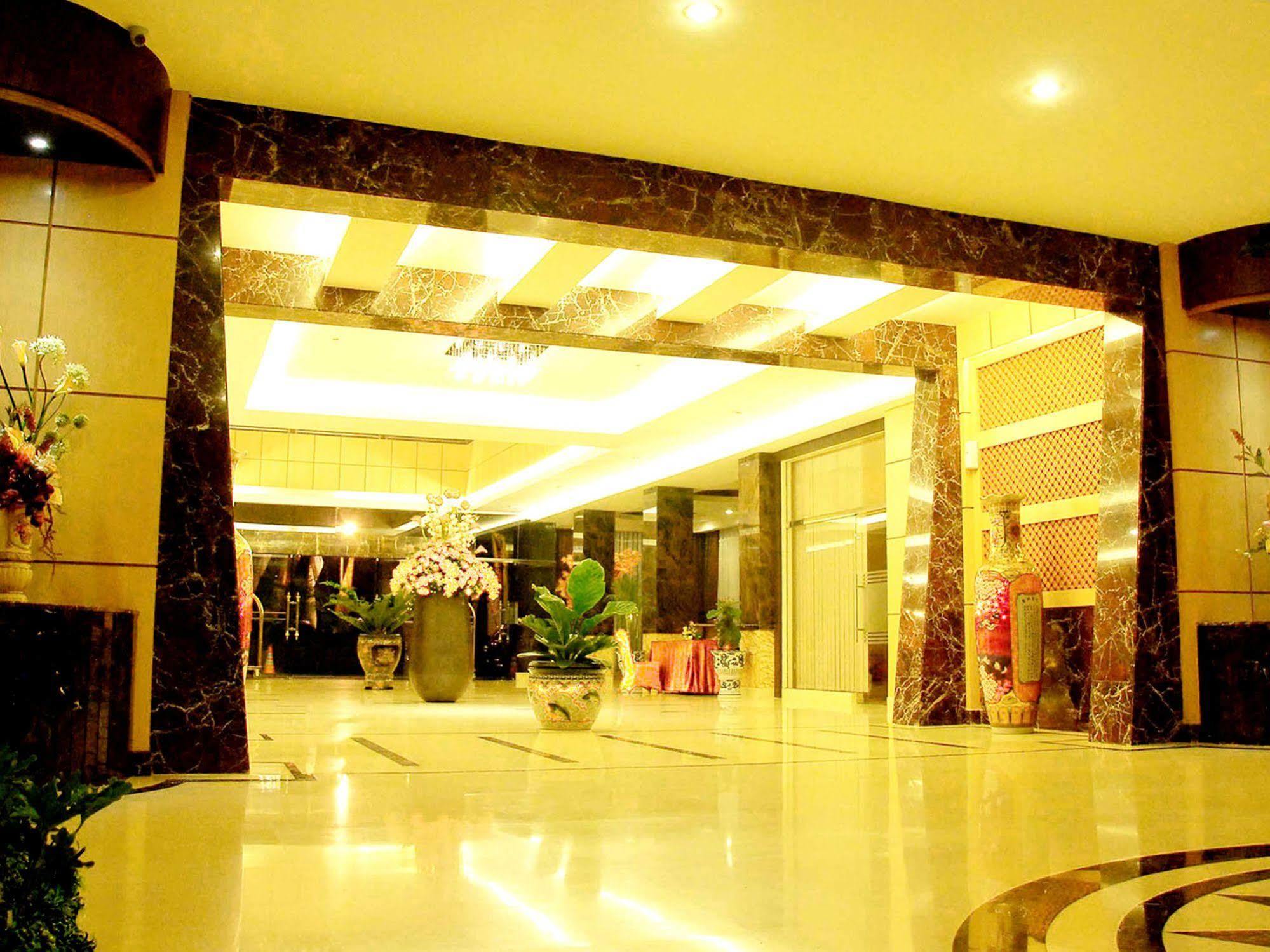 Grand Rocky Hotel Bukittinggi Exterior foto